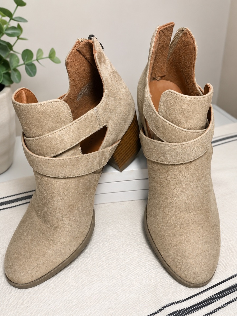 Indigo Rd Sashea-R Taupe Faux Suede Cutout Ankle Booties Block Heel Size 8M